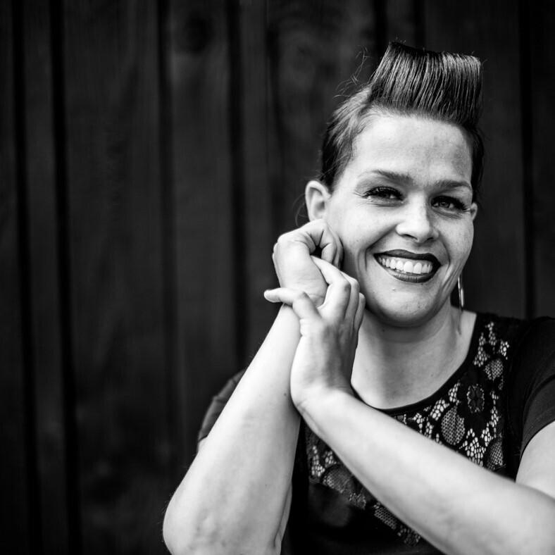 Ray & Jules Mighty Mary koffie model Mighty Mary koffie lacht in de lens