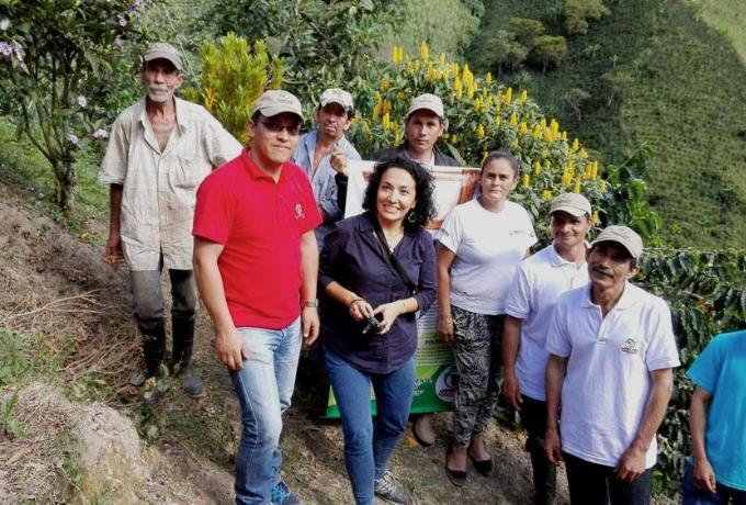 Telers biologische koffie Telers poseren op biologische koffieplantage Spicy Sara