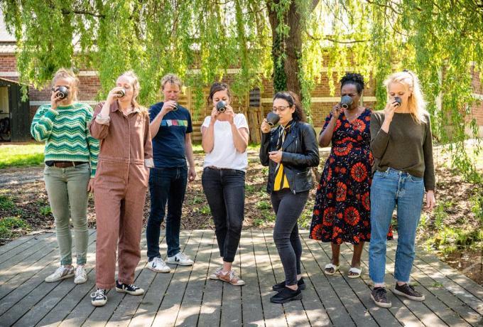 Het Ray & Jules team met een kopje duurzame koffie