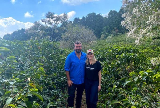 Annelise van Grounds Costa Rica samen met Fernando op de koffieplantage