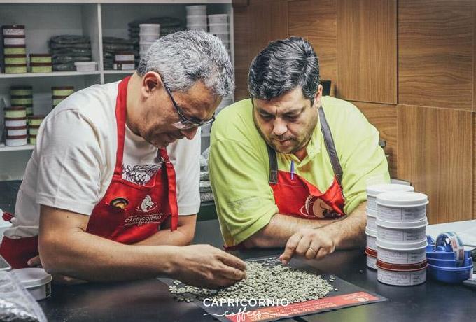 Ray & Jules koffieplantage Brazilië de mensen van Capricornio in actie